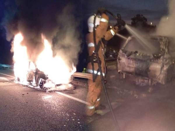 Keadaan kereta yang hangus terbakar akibat kemalangan awal pagi tadi. Gambar kanan: Pasukan bomba sedang memadamkan kenderaan yang hangus terbakar.