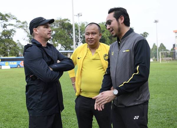 Timbalan Menteri Belia dan Sukan, Wan Ahmad Fayhsal Wan Ahmad Kamal (kanan) berbincang sesuatu bersama Maloney (kiri) di Wisma FAM, baru-baru ini. - Foto Bernama