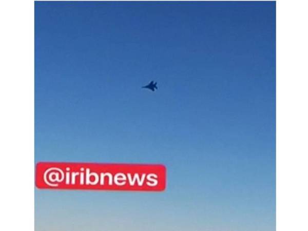 Sebuah jet pejuang terbang dekat sebuah pesawat penumpang Iran di ruang udara Syria pada Khamis lalu. - Foto Stesen Televisyen IRIB