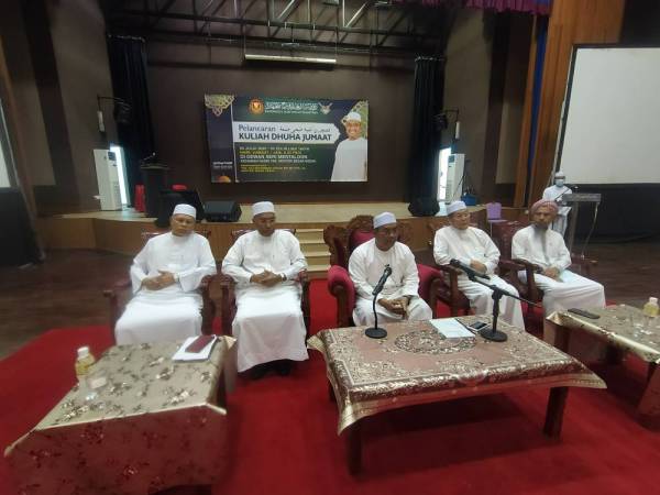 Idris (dua dari kiri) dan Muhammad Sanusi (tengah) selepas Pelancaran Kuliah Dhuha Jumaat di Dewan Sri Mentaloon di Alor Setar hari ini.
