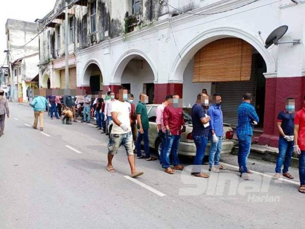 Warga Bangladesh beratur hingga ke jalan mengganggu trafik di Pekan Ampang.