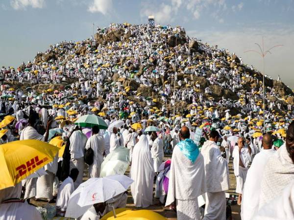 Umat Islam berkumpul di Gunung Arafah atau Jabal Rahmah pada Hari Arafah yang merupakan kemuncak ibadah haji. - Foto AFP