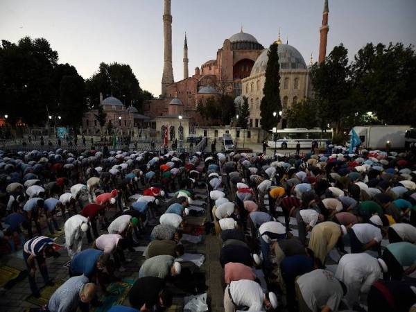 Muslim di Turki menunaikan solat Jumaat di Hagia Sophia buat pertama kali selepas 86 tahun menjadi muzium. - Foto Agensi