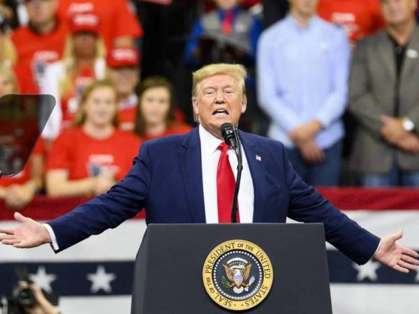 Donald Trump berkempen sempena pilihan raya presiden AS di Pusat Target, Minneapolis, Minnesota.- Foto AFP