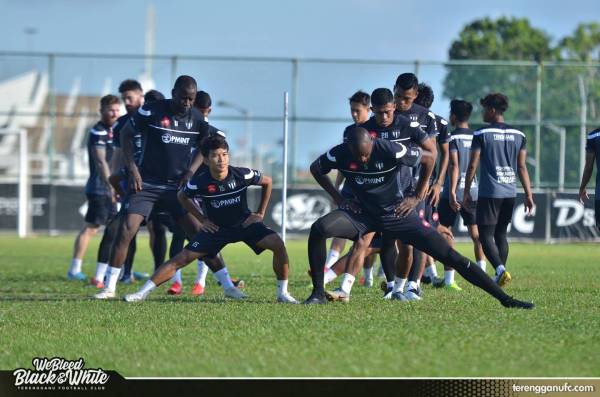 Barisan pemain TFC menjalani latihan di Kuala Terengganu baru-baru ini. -Foto FB TERENGGANU FC