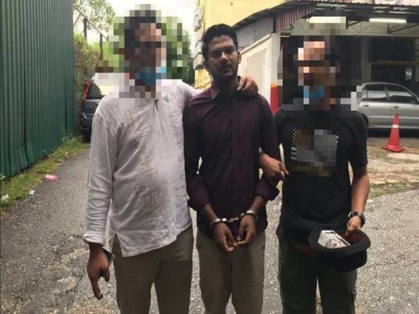 Md Rayhan (tengah) yang diburu selepas membuat dakwaan tidak berasas kononnya wujud diskriminasi kerajaan Malaysia dalam mengendalikan kes Covid-19 melibatkan warga asing berjaya ditahan semalam.