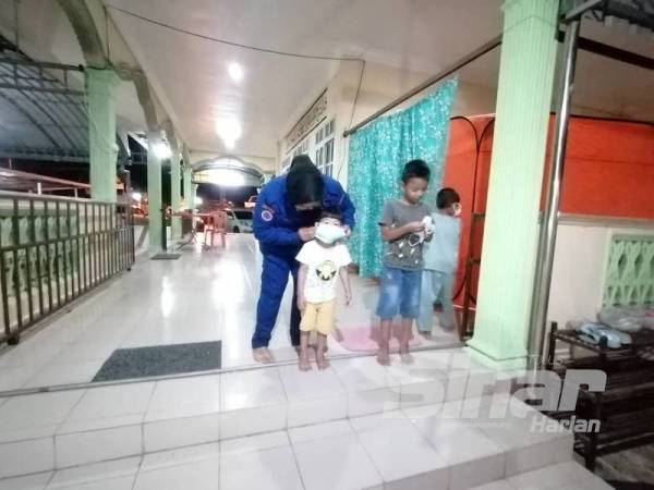 Sebanyak 17 keluarga ditempatkan di dua pusat pemindahan selepas rumah mereka di mukim Kupang dinaiki air malam tadi.