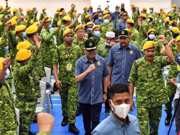 Hamzah Zainuddin (tengah) hadir pada Majlis Menteri Dalam Negeri Bersama Jabatan Sukarelawan Malaysia (RELA) Larut, Matang dan Selama di Dewan Felda Ijok hari ini. - Foto Bernama