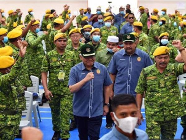 Hamzah (tengah) pada Majlis Menteri Dalam Negeri Bersama Rela Larut, Matang dan Selama di Dewan Semai Bakti Felda Ijok hari ini. - Foto Bernama