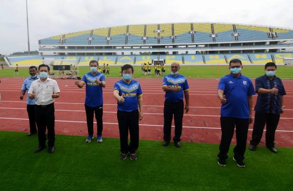 Ketua Menteri Pulau Pinang, Chow Kon Yeow (empat dari kiri) bergambar bersama Exco Pembangunan Pelancongan, Warisan, Kebudayaan dan Kesenian Yeoh Soon Hin (tiga dari kiri) dan Presiden Persatuan Bola Sepak Pulau Pinang, Dr Amar Pritpal Abdullah (tiga dari kiri) semasa meninjau sesi latihan Persatuan Bola Sepak Pulau Pinang (FAP) di Stadium Negeri, Batu Kawan hari ini. - Foto Bernama