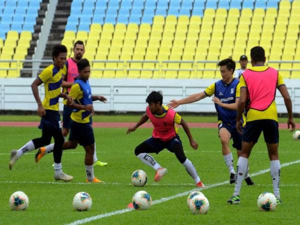 Para pemain pasukan bola sepak Pulau Pinang pada sesi latihan di Stadium Negeri, Batu Kawan hari ini. - Foto Bernama