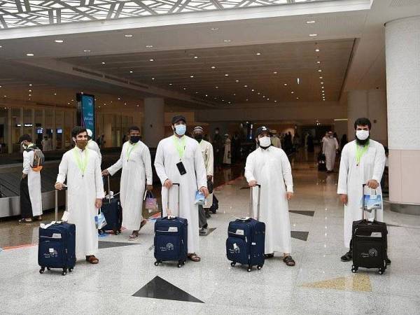 Sebahagian kumpulan pertama jemaah haji tahun ini yang akan mengerjakan ibadat haji di Makkah dalam suasana pandemik Covid-19 mula tiba di sini.