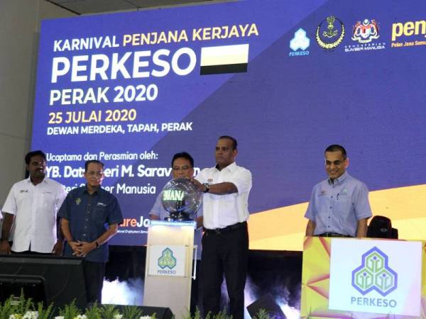 Saravanan menyempurnakan gimik perasmian Karnival PenjanaKerjaya di Dewan Merdeka Tapah semalam.