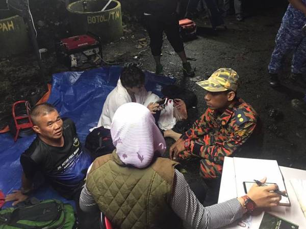 Kumpulan enam pendaki berjaya ditemukan dalam keadaan selamat selepas tersesat ketika menuruni Gunung Liang semalam. - Foto JBPM Perak