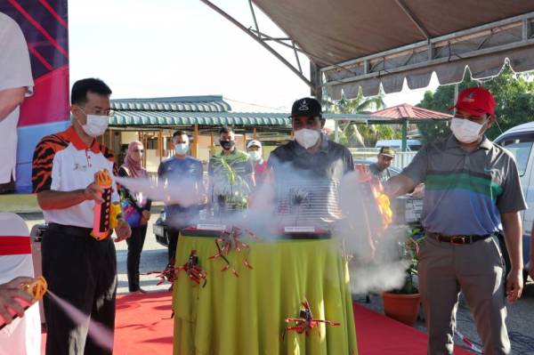 Norol Azali (kiri) mewakili Wan Rosdy melakukan gimik semburan bersama Abd Rahim (tengah) dan Hamdan sebagai simbolik perasmian program gotong-royong perdana Gugusan Sungai Sungai Isap 2020 di Masjid Al-Falah Sungai Isap hari ini.