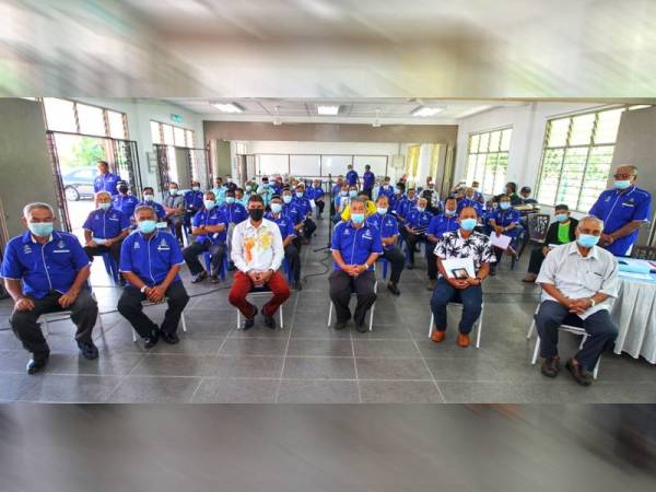 Jasvir Singh (depan, tiga dari kiri) bergambar bersama veteran polis pada majlis perasmian Mesyuarat Agung Ke-12 PBPM Cawangan Bentong di Kompleks Masjid Chamang di Bentong semalam.