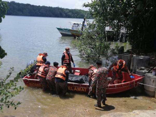 Anggota bomba menaikkan mayat mangsa sebelum diserahkan kepada pihak polis. - Foto ihsan bomba