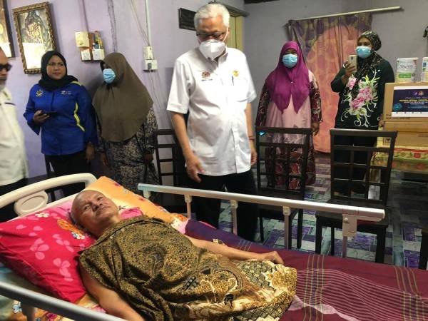 Ismail Sabri melawat dan menyampaikan sumbangan kepada anggota veteran ATM Mohamed Salleh yang terlantar di Wakaf Mek Zainab di sini hari ini.