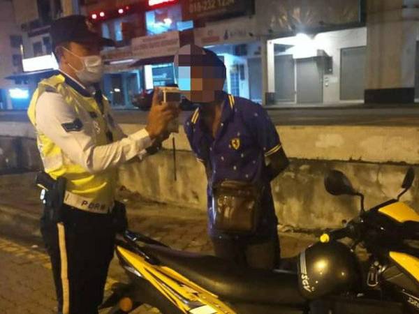 Antara individu yang diperiksa dalam Op Alkohol dan Pencegahan Jenayah selama dua hari bermula Jumaat lalu di sekitar Petaling Jaya.