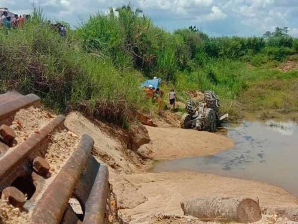 Lokasi mangsa ditemui maut selepas jentera pembajak yang dipandunya jatuh ke dalam gaung sedalam 10 meter. - Foto ihsan pembaca