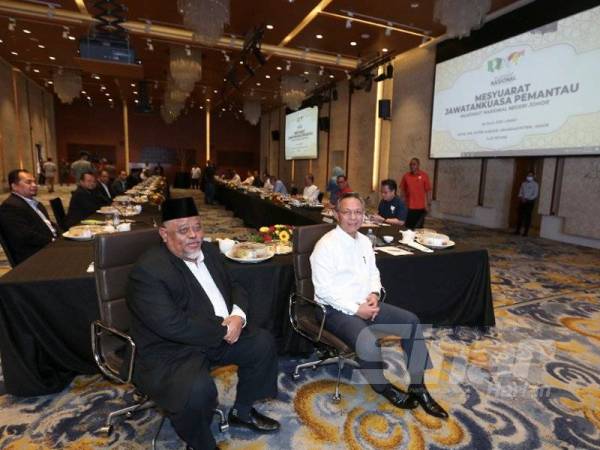 Hasni (kiri) dan Abdullah ( kanan) bergambar sebelum Mesyuarat Jawatankuasa Pemantau Muafakat Nasional Johor di Iskandar Puteri di sini hari ini.