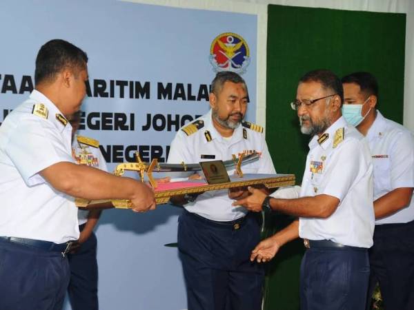 Aminuddin (kanan) menyerahkan tugas kepada Laksamana Pertama Maritim Nurul Hizam Zakaria sebagai Pengarah APMM yang baharu (kiri) di Ibu Pejabat Maritim Negeri Johor, Johor Bahru hari ini.