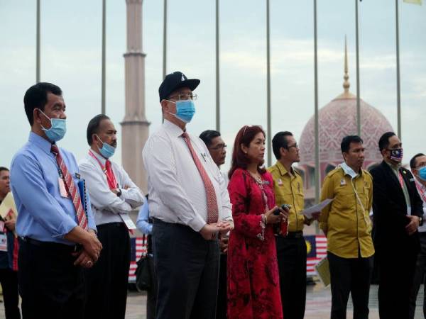 Saifuddin (tiga dari kiri) meninjau Raptai Penuh Majlis Pelancaran Bulan Kebangsaan dan Kibar Jalur Gemilang di Dataran Perdana, Bangunan Perdana Putra hari ini. - Foto Bernama