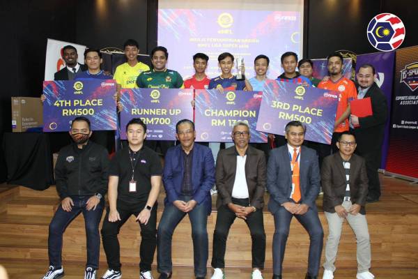 Ab Ghani bersama dengan pemenang-pemenang pada Majlis Penyampaian Hadiah eMFL 2020 hari ini.