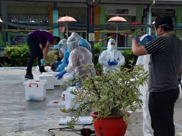 Gambar tular petugas kesihatan memakai PPE yang didakwa di sebuah sekolah rendah di Sabah.