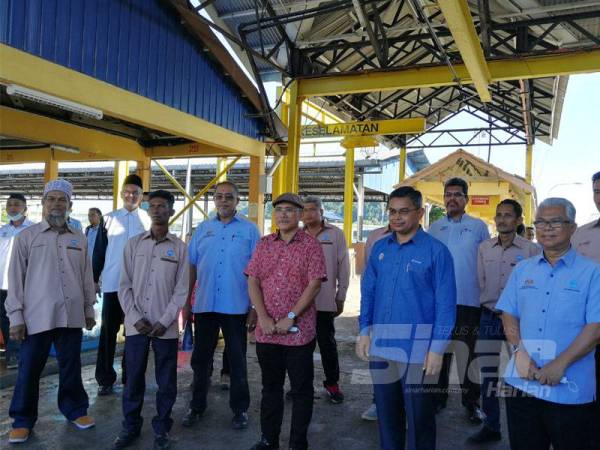 Ronald (tengah) dan pegawai-pegawainya bersama wakil nelayan yang hadir pada program Walkabout Bersama Nelayan di LKIM Dungun semalam.