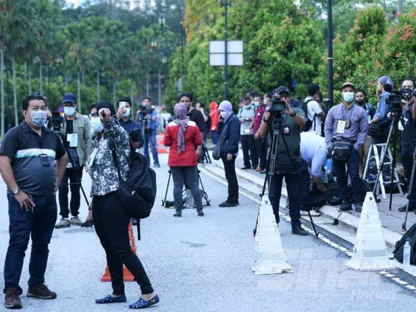 Petugas media sudah berkumpul seawal jam 5.30 pagi bagi mengikuti keputusan kes membabitkan bekas Perdana Menteri, Datuk Seri Najib Razak hari ini. - FOTO ROSLI TALIB