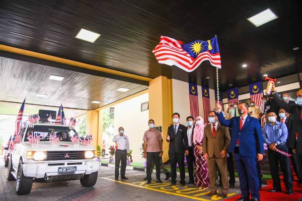 Menteri Besar, semasa melancarkan Majlis Kibar Jalur Gemilang 2020 peringkat Negeri Sembilan dekat sini hari ini.