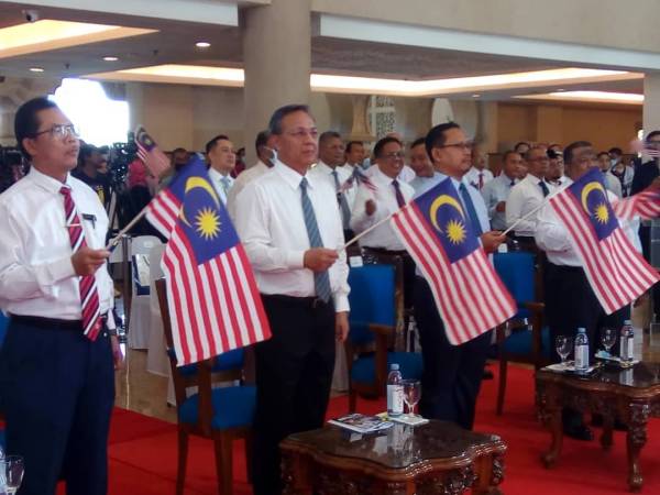 Hasni (tengah) mengibarkan Jalur Gemilang dalam Majlis Pelancaran Bulan Kebangsaan dan Kempen Kibar Jalur Gemilang Peringat Negeri Johor 2020 di ruang legar Bangunan Dato' Jaafar Muhammad, Kota Iskandar, Iskandar Puteri hari ini.