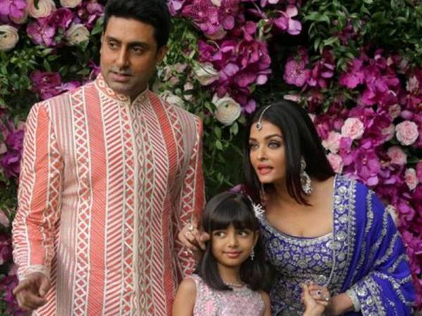 Abhishek Bachchan bersama Aishwarya Rai dan anak perempuannya, Aaradha.