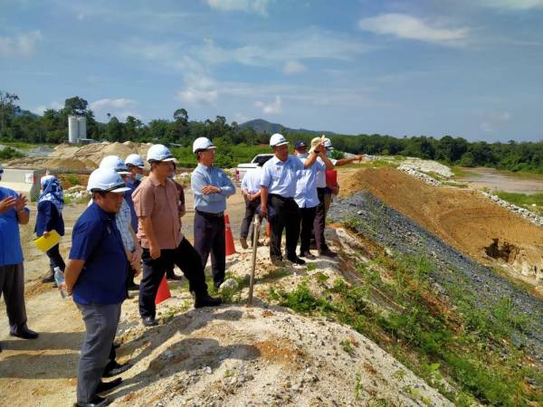 Azman (dua dari kiri) meninjau projek pembinaan fasa satu SPAJ di Kampung Tala, Sik hari ini.