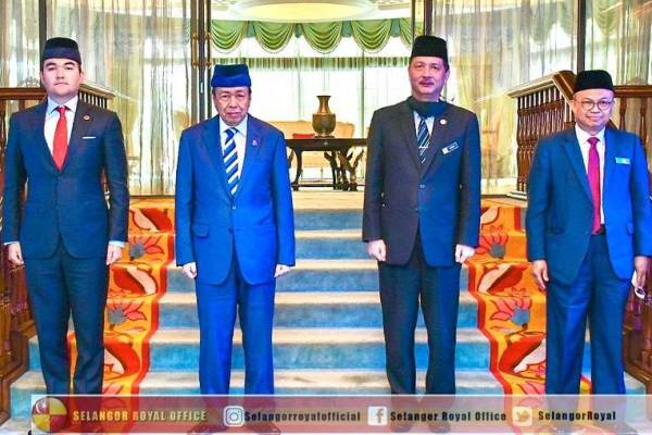 Sultan Sharafuddin berkenan menerima menghadap Dr Noor Hisham (dua dari kanan) dan Dr Sha’ari (kanan) di Istana Bukit Kayangan, Shah Alam hari ini. FOTO: IHSAN FB SELANGOR ROYAL OFFICE 