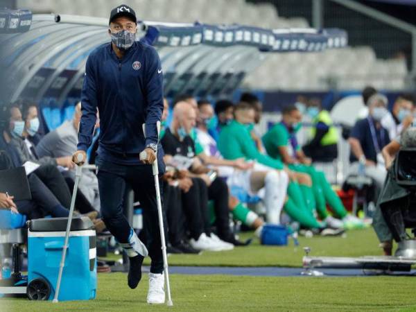 Mbappe terpaksa mengunakan crutches selepas mengalami kecederaan pada aksi final Piala Perancis menentang Saint Etienne di Stade de France di Saint-Denis.