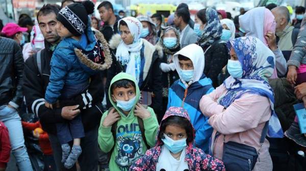 Greece hari ini mewajibkan semula pemakaian pelitup muka di kedai dan perkhidmatan awam bagi mengekang penularan jangkitan koronavirus (Covid-19).