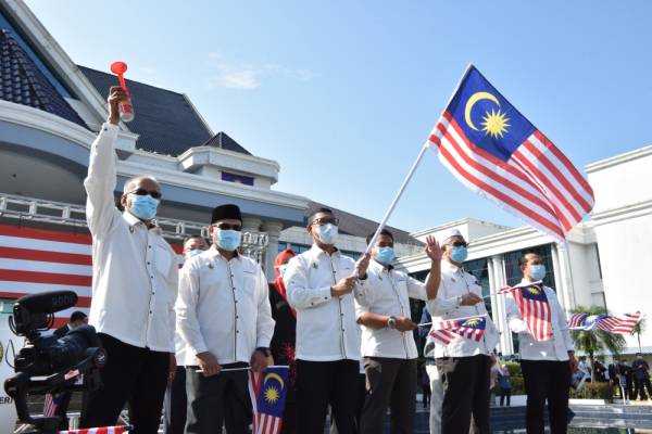 Ahmad Faizal mengibarkan Jalur Gemilang sebagai simbolik pelepasan Konvoi Kembara Jalur Gemilang sempena Majlis Pelancaran Bulan Kebangsaan dan Kempen Kibarkan Jalur Gemilang, semalam.