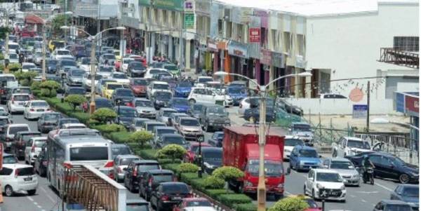 Jabatan Pengangkutan Jalan (JPJ) menjangkakan sejumlah 100,000 kenderaan perantau dari seluruh negeri pulang ke Kelantan dalam tempoh empat hari bermula semalam sehingga sambutan perayaan Hari Raya Aidiladha Jumaat ini. Gambar hiasan. 