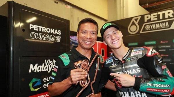 Razlan (kiri) bersama Quartararo yang mengungguli carta kedudukan MotoGP.