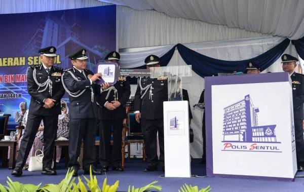 Mazlan (dua dari kiri) pada Majlis Perasmian IPD Sentul, Kuala Lumpur hari ini.