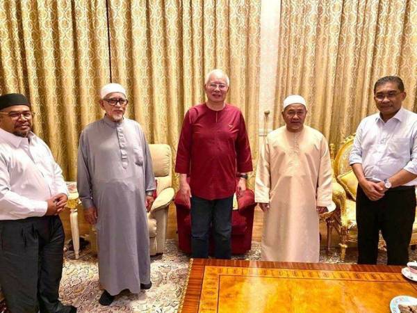 Najib berkongsi foto beliau bersama pemimpin utama Pas itu di Facebook miliknya, Najib Razak.