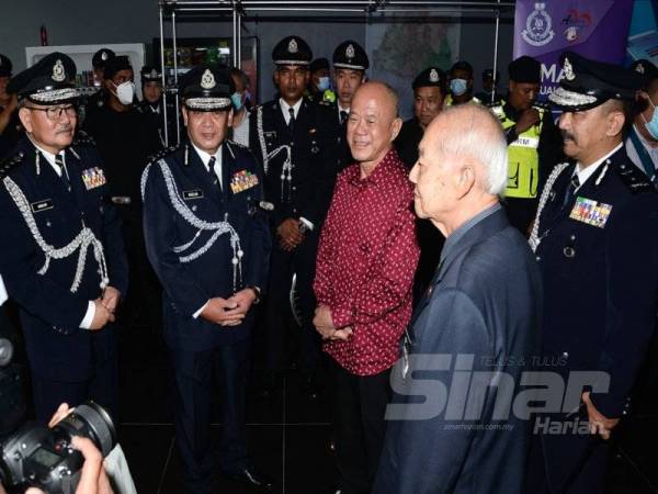 Mazlan (dua dari kiri) hadir pada majlis perasmian IPD Sentul, Kuala Lumpur hari ini.