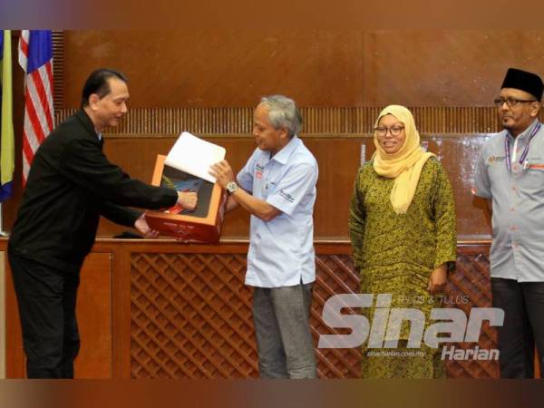 Dr Noor Hisham menerima komik 'Pergi Covid-19' daripada Muhammad Nasir (dua dari kiri) pada majlis mini pelancaran komik 'Pergi Covid-19!' di Dewan Serbaguna, Aras 8, KKM, Putrajaya hari ini. - Foto Sinar Harian ASRIL ASWANDI SHUKOR