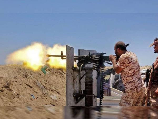 Gambar fail menunjukkan seorang anggota tentera Majlis Peralihan Selatan melepaskan tembakan dalam pertempuran di kawasan Sheikh Salim, selatan Abyan, Yemen. - Foto AFP