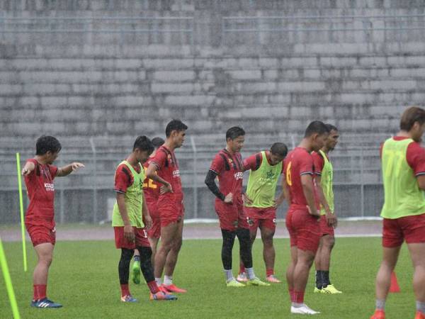 Barisan pemain Kuching FA menjalani sesi latihan baru-baru ini.