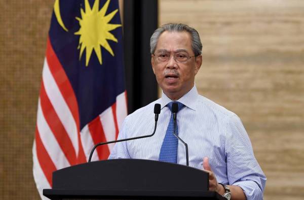 Muhyiddin ketika menyampaikan perutusan khas mengenai pengumuman lanjutan moratorium dan bantuan bersasar di Bangunan Perdana Putra, Putrajaya semalam. -Foto Bernama