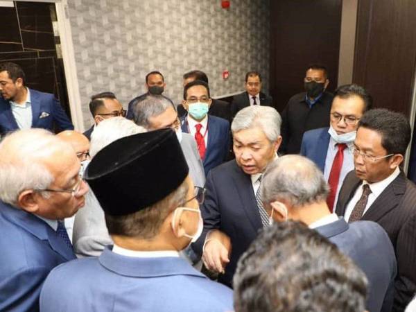 Presiden UMNO, Datuk Seri Ahmad Zahid Hamidi (tengah) memberi penerangan sebahagian ahli Parlimen dari parti itu setelah majlis perjumpaan tertutup ahli Parlimen BN bersama Perdana Menteri, Tan Sri Muhyiddin Yassin di Parlimen petang tadi.