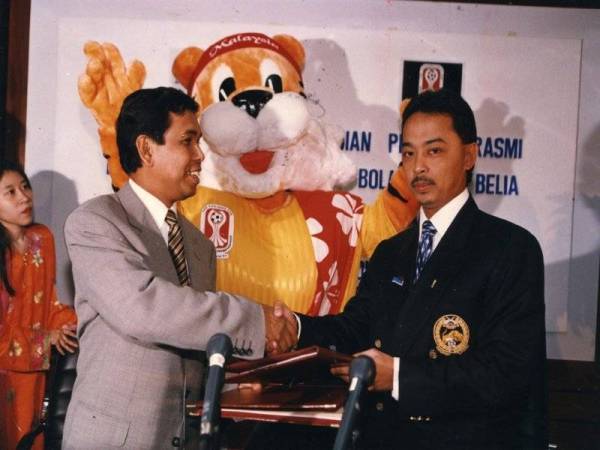 Tahun 1997: Perjanjian rasmi antara Al-Sultan Abdullah yang mewakili FAM dan Pengarah Urusan TV3 semasa itu, Zahari Omar untuk hak penyiaran dan latar belakang maskot rasmi kejohanan.